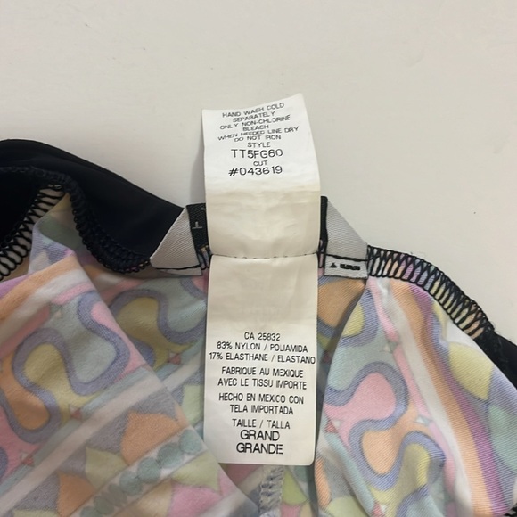 Trina Turk, swim shirt, top rushgard size L Peruvian print never worned NWOT - Picture 5 of 5